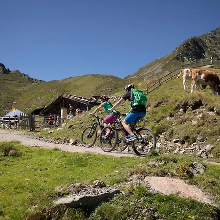 H19 - Modernes 145qm, 3sz, Wellnessbereich Mit Sauna Und Dachterrasse Mit Panoramablick, Kühlen Und Heizen Mit Geothermie Fügen